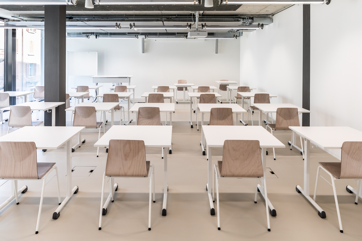 Schlicht und elegant gehaltene Unterrichtsräume sind vielseitig nutzbar